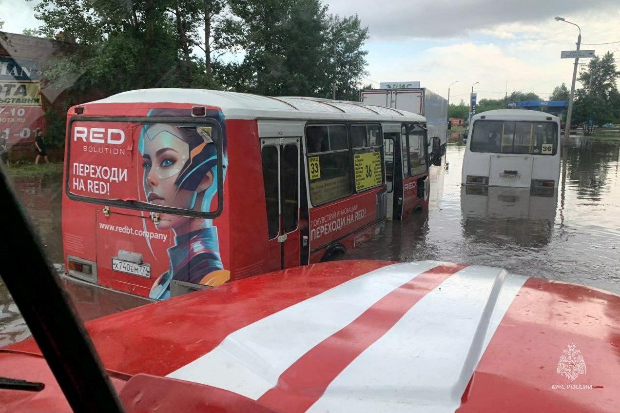 В Челябинске угодил в водный плен автобус с пассажирами, людей пришлось спасать