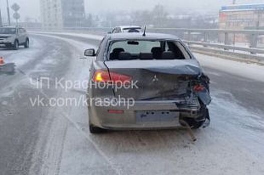 В Красноярске один автомобиль дважды попал в ДТП за полчаса
