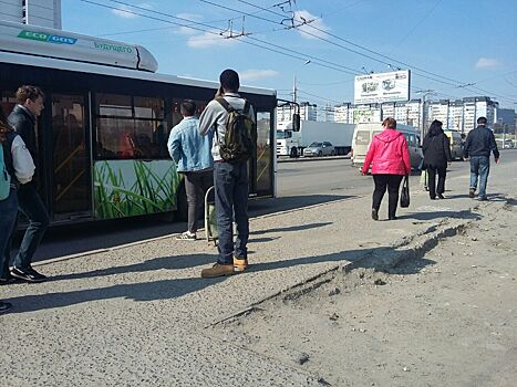 «Женщинам с детьми и пенсионерам негде укрыться»: студенты требуют вернуть остановку у ВолГУ