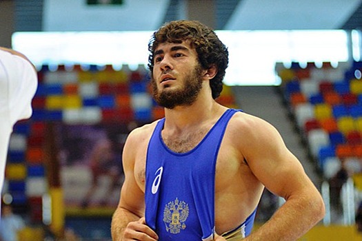 Жители Кабардино-Балкарии подарили чемпиону мира по борьбе Мусукаеву квартиру и две машины