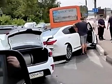 Такси столкнулось с двумя авто и маршруткой в Нижегородском районе