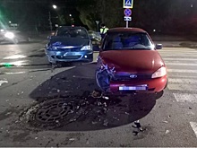 В центре Рязани 4-летняя девочка пострадала в ДТП с Lada Kalina и Renault Logan