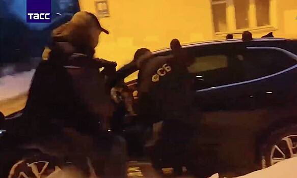 Задержание двух российских чиновников за крупную взятку попало на видео