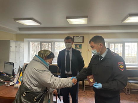 В Калмыкии полицейские помогли оформить российский паспорт женщине, утерявшей документ более 20-ти лет назад