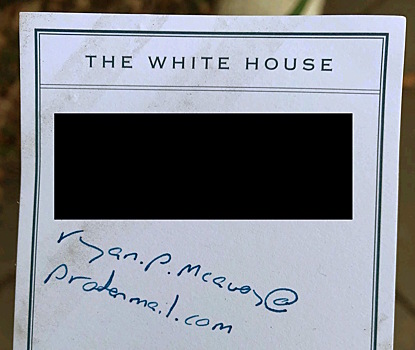 Сотрудник Белого дома забыл на остановке пароль от электронной почты