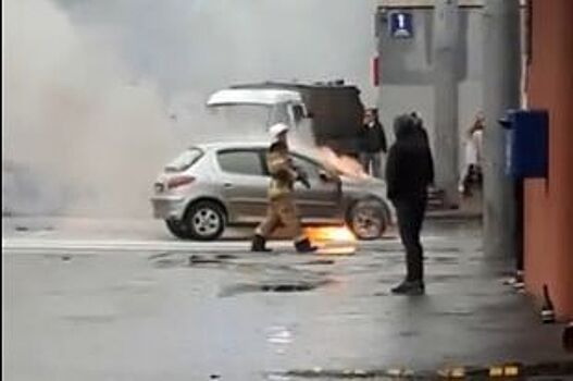 На площади Ленина посреди дороги вспыхнул автомобиль «Пежо»