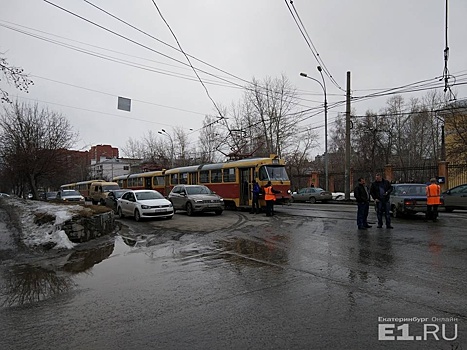 ДТП у парка Маяковского заблокировало движение трамваев