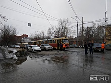 ДТП у парка Маяковского заблокировало движение трамваев