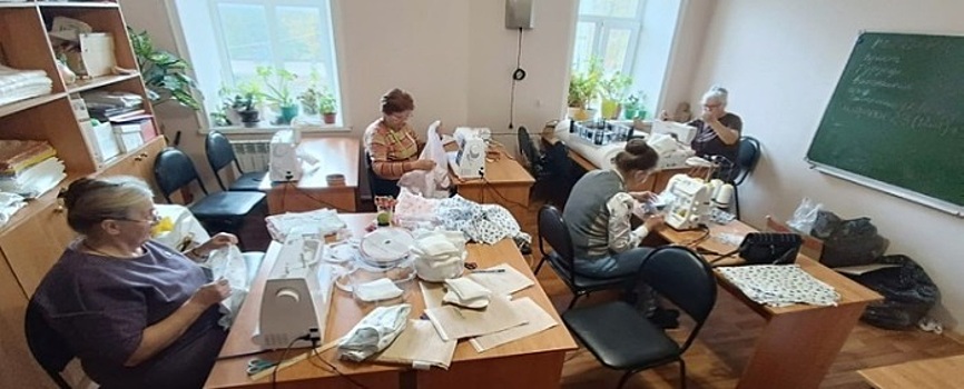 Православные волонтеры при храме в Орле начали шить специальное белье для раненых бойцов