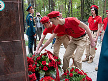 Около 300 человек возложили цветы на Братском кладбище в Балашихе