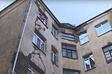 Разрушающийся жилой дом в центре Костроме угрожает безопасности людей