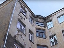 Разрушающийся жилой дом в центре Костроме угрожает безопасности людей