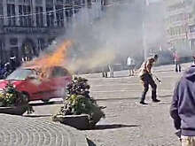Мужчина с пахом в огне попал на видео после взрыва в авто в центре Амстердама