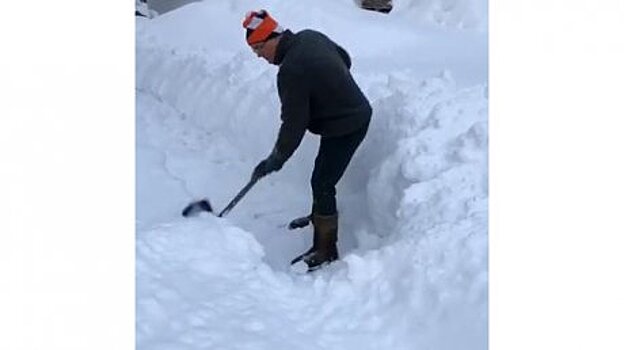 Губернатор поделился видео, на котором он встретил утро с лопатой