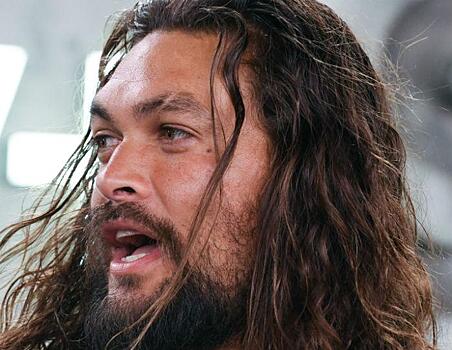 Джейсон Момоа поцеловался с медведем