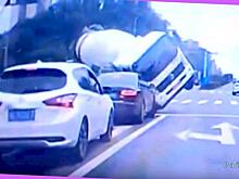 Автовладелец уцелел, когда бетономешалка опрокинулась на его автомобиль