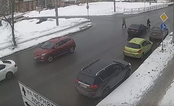Шаг до трагедии: в Петрозаводске женщина перебежала дорогу в сантиметрах от машины