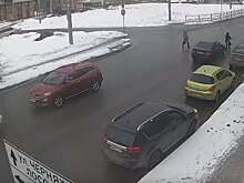 Шаг до трагедии: в Петрозаводске женщина перебежала дорогу в сантиметрах от машины