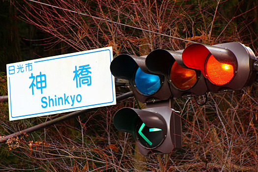 Почему у японских светофоров синий вместо зеленого