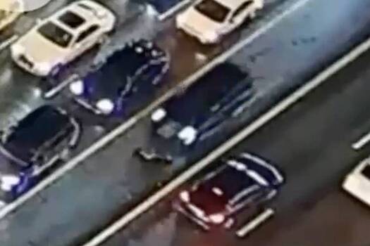 Машина с мигалкой переехала мужчину в центре Москвы и попала на видео