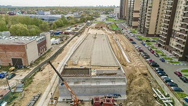 Строительство двух из шести опор путепровода в Реутове завершат до ноября