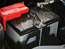 Зачем нужен саморез в клемме аккумулятора