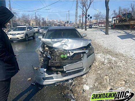 «Крепкая иномарка». Водитель элитного автомобиля устроил ДТП во Владивостоке