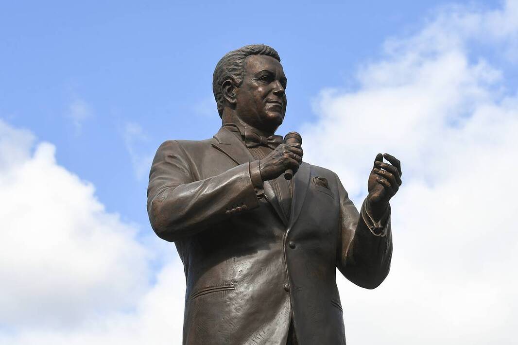 Памятник кобзону в москве