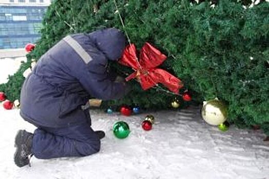 Новогодний городок с елкой демонтируют в центре Новосибирска