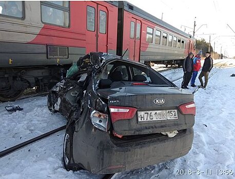 В Нижегородской области столкнулись поезд и легковой автомобиль