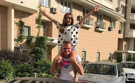 Дмитрий Тарасов забрал к себе старшую дочку Ангелину