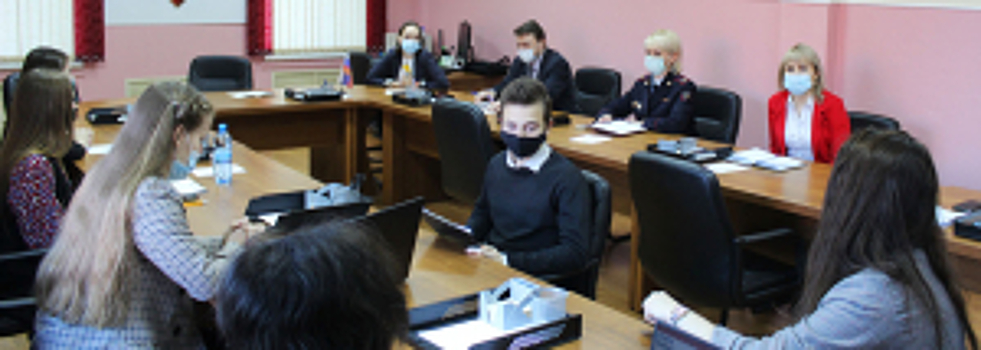 В Кирове в канун Международного дня борьбы с коррупцией сотрудники УМВД приняли участие в круглом столе