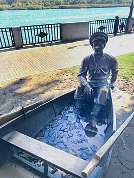 Памятник героям Шолохова на набережной Ростова утопает в грязной воде