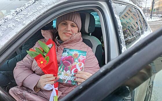 В Астраханской области полицейские присоединились к Всероссийской акции МВД России «Цветы для автоледи»