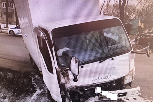 Грузовой автомобиль протаранил малолитражку в Приморье