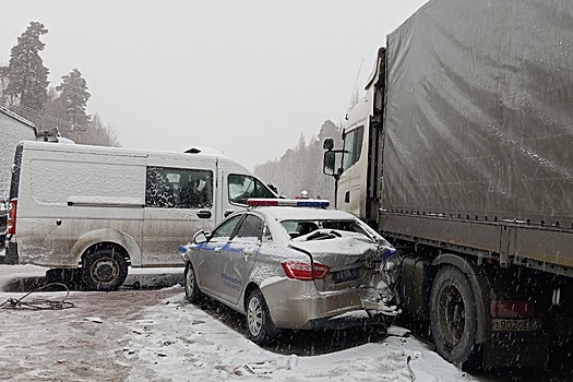 На тюменской трассе столкнулись автобус, ГАЗель, фура, машины пожарных и ДПС