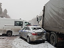 На тюменской трассе столкнулись автобус, ГАЗель, фура, машины пожарных и ДПС