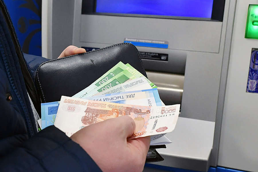 В Москве 21-летний сын миллионера забыл на банкомате 695 тыс. рублей