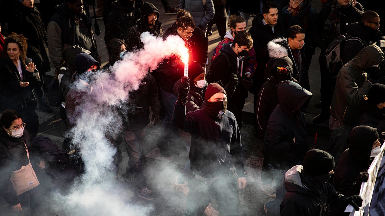 Хаос в Европе: что известно о волне протестов во Франции и Великобритании