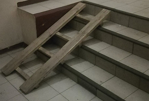 Москвичей возмутила изобретательность коммунальщиков при ремонте пандуса