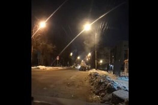 На видео попало, как в Воронеже трактор снес припаркованную машину