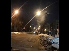 На видео попало, как в Воронеже трактор снес припаркованную машину