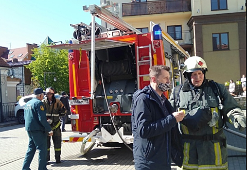 В Зеленоградске из горящей квартиры пожарные вывели троих человек, есть пострадавшие