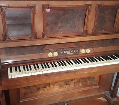 Если на нем не играть, инструмент умрет: челябинка при помощи соцсетей выкупила старинное немецкое пианино и ищет настройщика