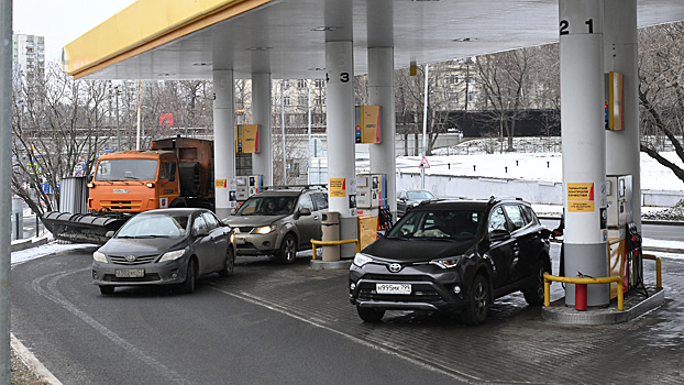 Что происходит с ценами на бензин на российских АЗС: Росстат опубликовал цифры за неделю