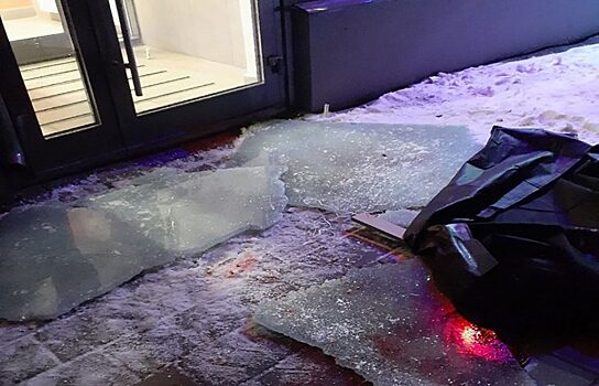 На Широкой речке в Екатеринбурге на стеклянный козырек упал человек