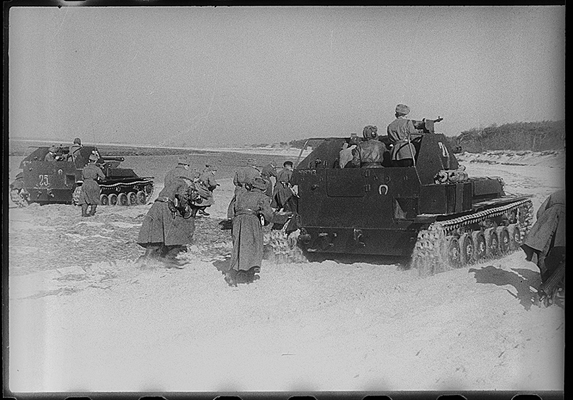 Выход СУ-76 для атаки. Венгрия, 2-й Украинский фронт, 27 марта 1945 год