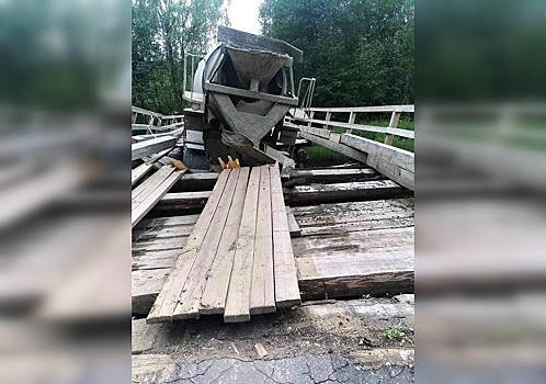 Бетономешалку, застрявшую в яме на мосту в Воскресенском округе, убрали