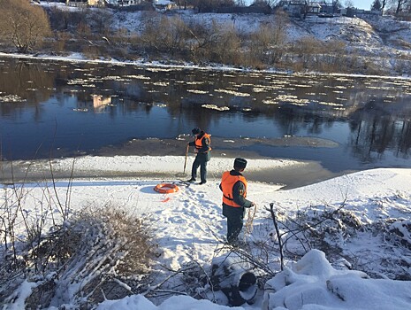 В Тверской области из озера вытащили тело неизвестного мужчины