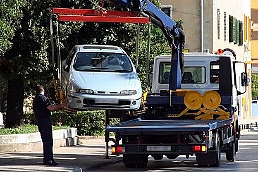 В Комсомольске эвакуатор повалил столб на дорожного рабочего, мужчина погиб